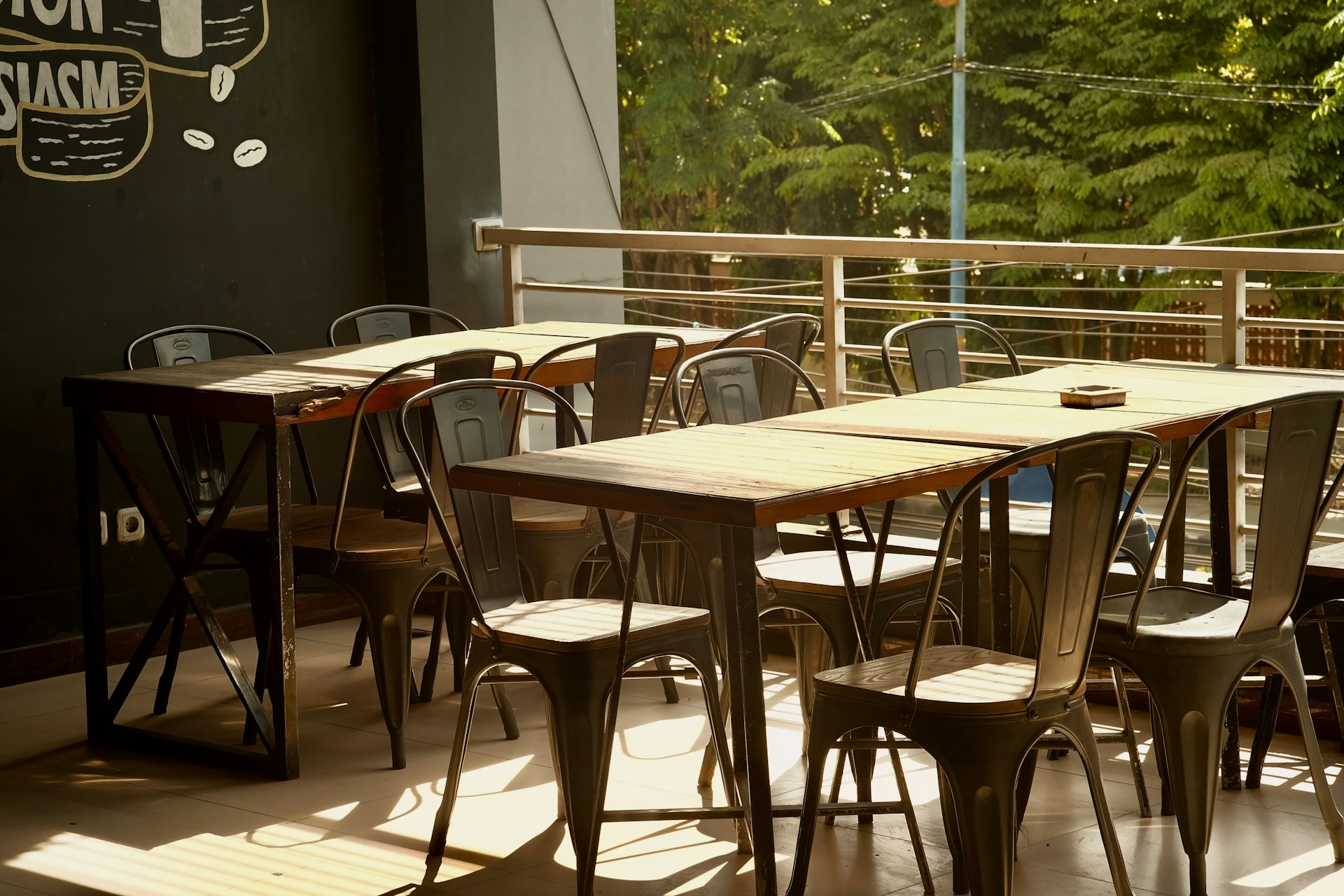 Hot Windows, Empty Tables: Managing Summer Heat and Glare on Restaurant and Café Storefronts