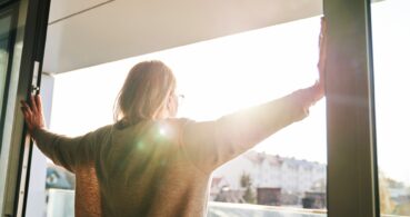 Why Can People See Out But Not In? The Science Behind One-Way Window Film