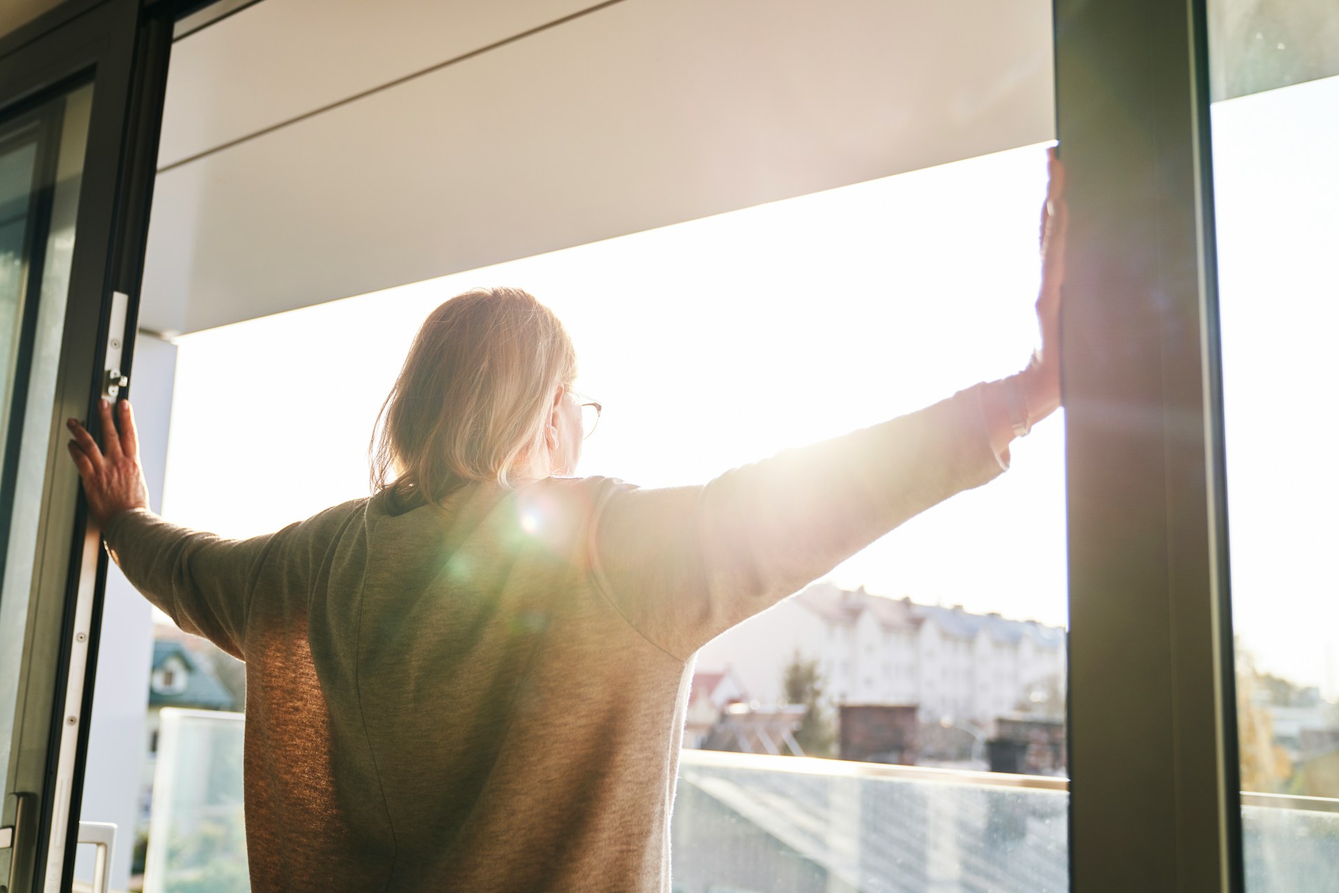 Why Can People See Out But Not In? The Science Behind One-Way Window Film